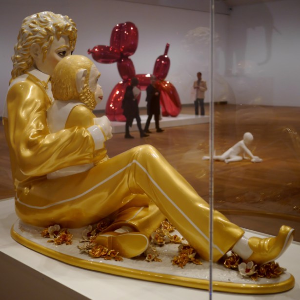 Michael Jackson och hans apa blickar ut över en annan Jeff Koons-skulptur, "Balloon Dog (Red)" och på golvet "The New Beetle" av Charles Ray: obs hur oskyddad den står.