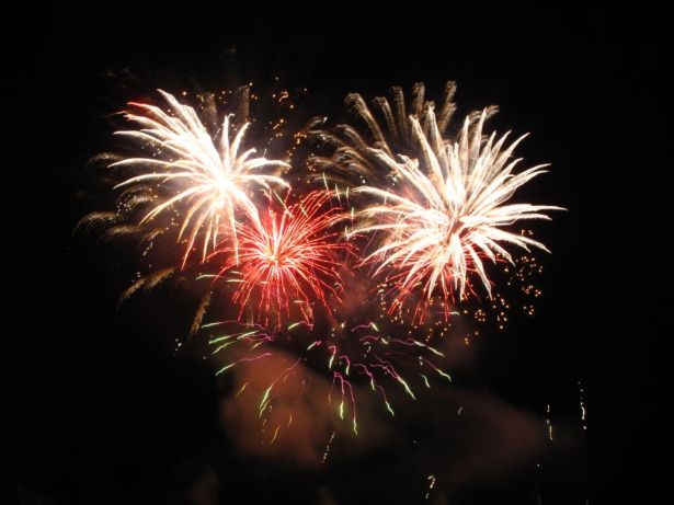 Statligt 14-juli-fyrverkeri vid Medelhavet.